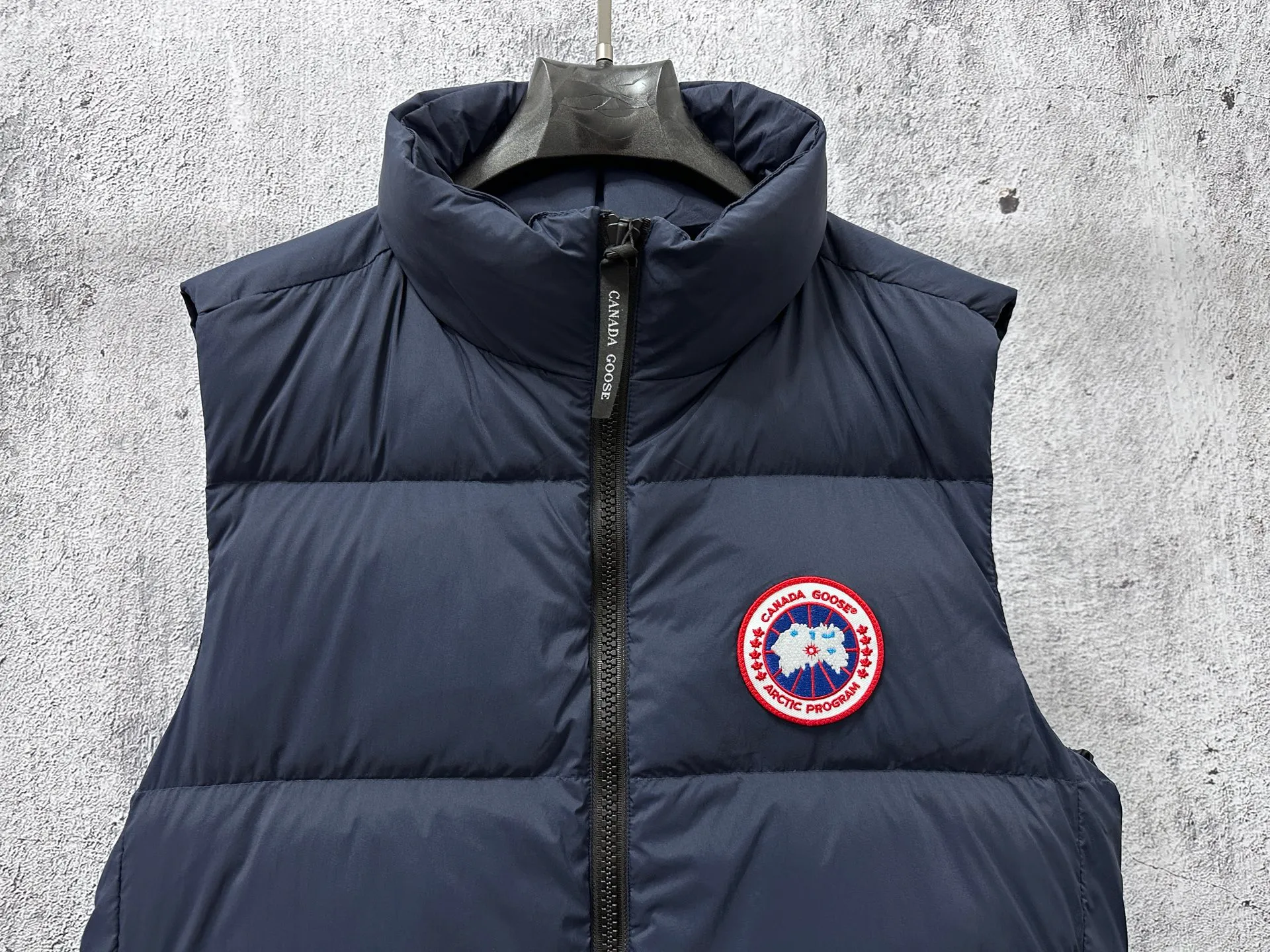 P560 【CANADA GOOSE】Lawrence Men's Down Vest The Lawrence down vest features a durable shell and quilted body, making it a must-have item for all seasons. It's made from sustainable Enduraluxe fabric, which has a durable soft touch. The Lawrence features a thoughtfully designed down-filled collar to block strong winds, a two-way zipper and a longer rear hem. Size: XS-XXL